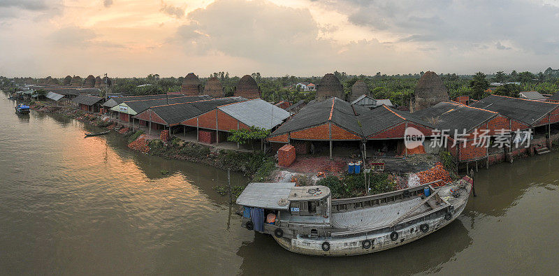 日落下的Mang Thit古砖村，湄公河三角洲，永隆省